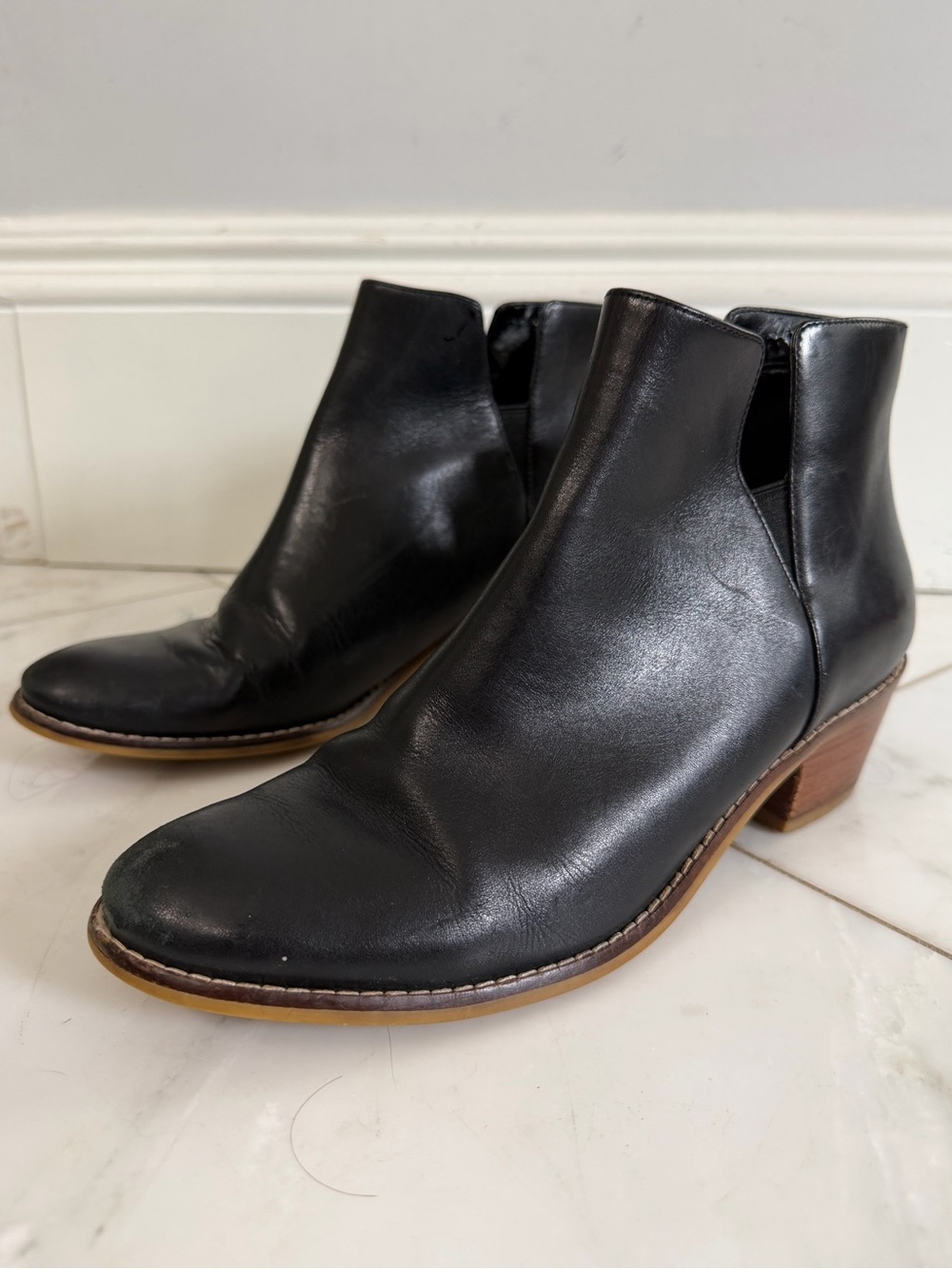 Cole Haan Women’s 7.5 black leather split opening block heel ankle bootie